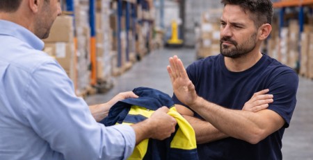 O trabalhador pode recusar usar farda? O que diz a lei em Portugal